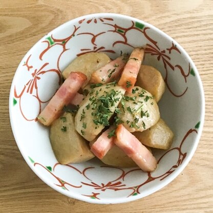 麺つゆで作る定番の里芋の煮物もいいですが、バターと塊のベーコンでちょっと華やかな感じ(笑)に仕上がって、美味しかったです。ありがとうございました。